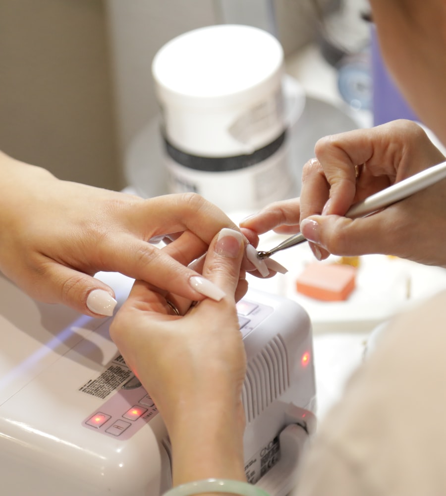 Manicurista atendiendo a una clienta en un salón de belleza
